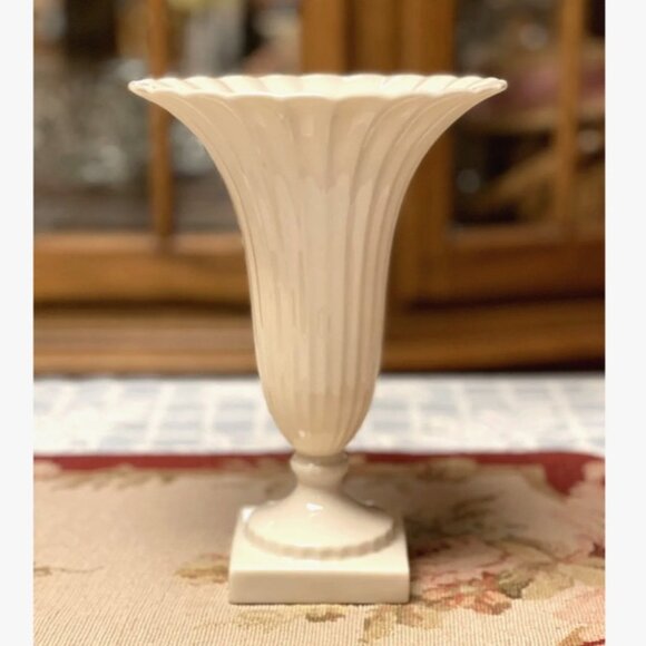 Lenox Vase Ivory Fluted ribbed Porcelain ceramic 9” x 6 &1/4” Mint Condition USA - Picture 1 of 9